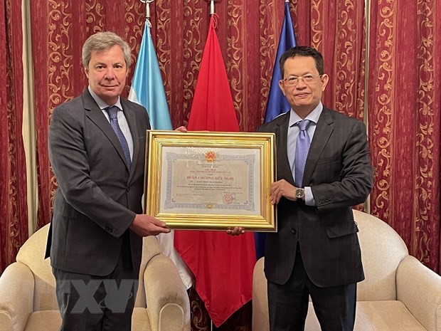 Trao tặng Huân chương Hữu nghị cho nguyên Đại sứ Argentina tại Việt Nam - ảnh 1