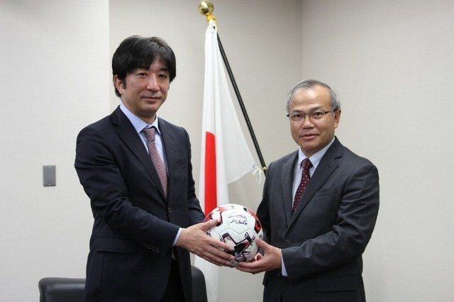 Trao tặng Thủ tướng Nhật Bản quả bóng có chữ ký của các tuyển thủ Việt Nam - ảnh 1
