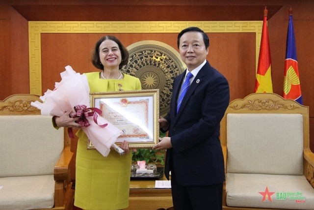 Trao Kỷ niệm chương vì Sự nghiệp Tài nguyên và Môi trường cho Đại sứ Australia tại Việt Nam - ảnh 1