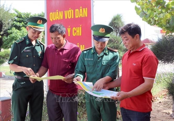 Lực lượng Hải quân giúp ngư dân khắc phục sự cố tàu cá trên biển - ảnh 5