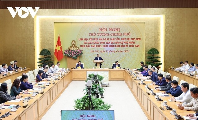 Thủ tướng Phạm Minh Chính chủ trì Hội nghị “Tháo gỡ khó khăn, thúc đẩy sản xuất, xuất khẩu lâm sản và thủy sản năm 2023” - ảnh 1