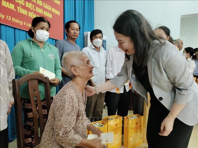 Phó Chủ tịch nước Võ Thị Ánh Xuân tặng quà gia đình chính sách, trao học bổng cho học sinh nghèo - ảnh 1