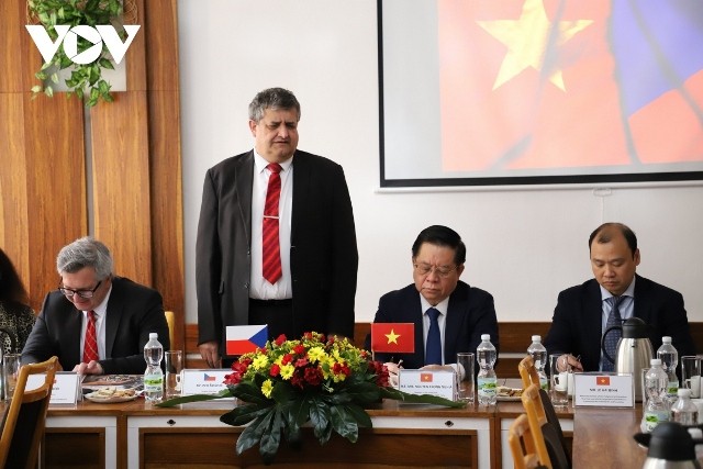 Đoàn đại biểu Đảng Cộng sản Việt Nam thăm và làm việc tại CH Czech - ảnh 2