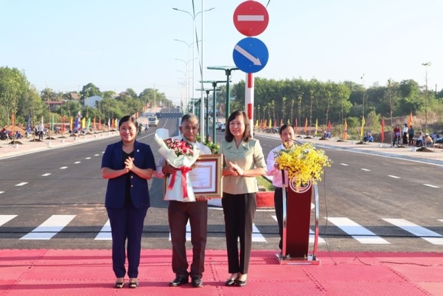 Thủ tướng Chính phủ tặng Bằng khen cho cụ ông hiến 7.000 m2 đất làm đường giao thông - ảnh 1