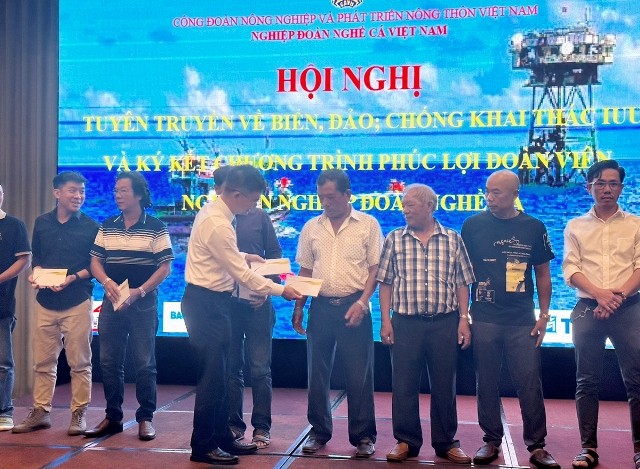 Xây tặng 60 căn nhà cho ngư dân vùng ven biển Tiền Giang, Bến Tre - ảnh 5