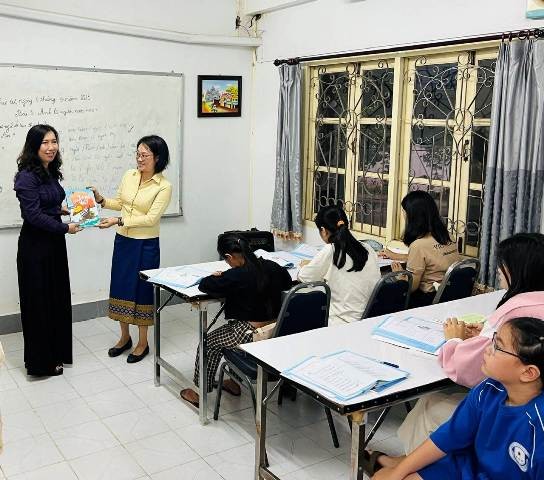 Thứ trưởng Bộ Ngoại giao Lê Thị Thu Hằng thăm cộng đồng người Việt Nam tại Lào - ảnh 3