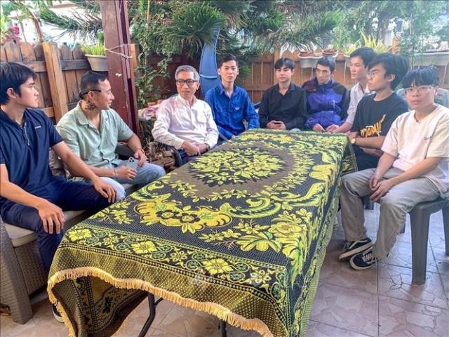 Đại sứ quán Việt Nam tại Israel thăm hỏi kiều bào, sinh viên - ảnh 1