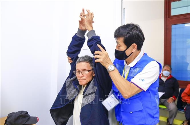 Các y, bác sỹ Hàn Quốc khám, chữa bệnh, cấp thuốc miễn phí cho 1.500 người dân Quảng Ngãi - ảnh 1