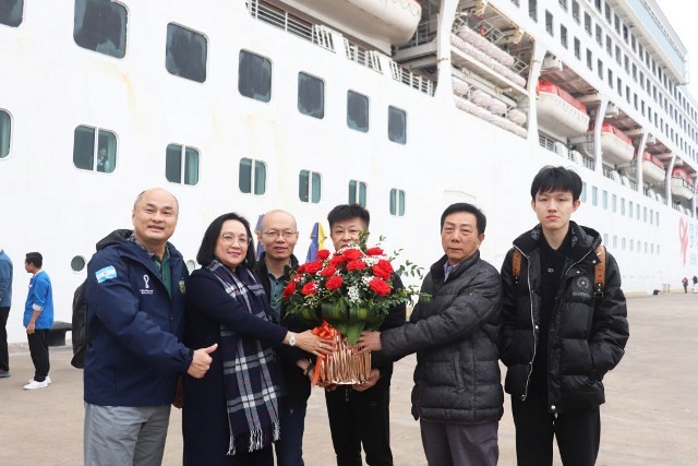 Tàu biển du lịch quốc tế đưa 400 khách thăm Vịnh Hạ Long - ảnh 2
