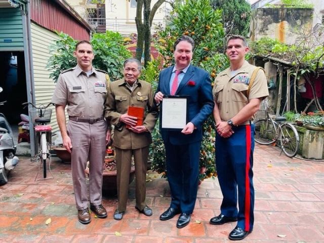 Đại sứ Hoa Kỳ, Marc Knapper trao trả nhật ký cho cựu chiến binh Việt Nam - ảnh 1