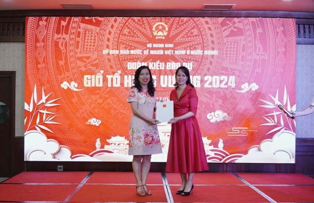Bộ Ngoại giao trao thư chúc mừng bà Cao Hồng Vinh, người gốc Việt đầu tiên trúng cử Hội đồng quận ở Ba Lan - ảnh 1