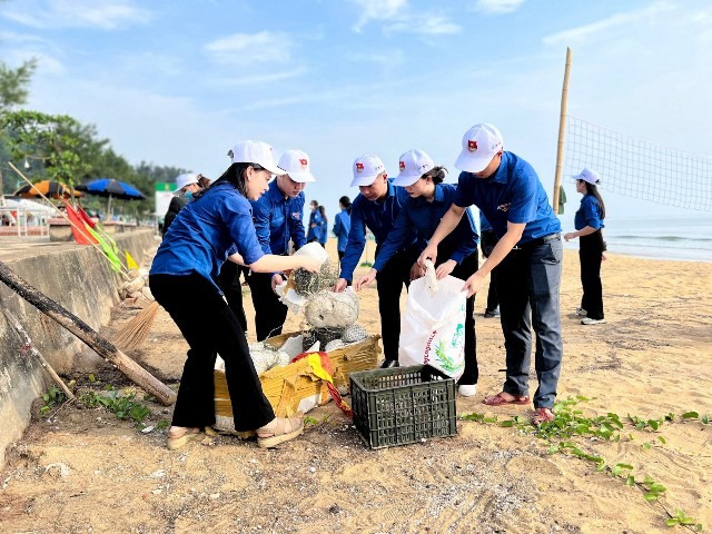 Làm sạch biển hưởng ứng Tuần lễ biển đảo Việt Nam 2024 - ảnh 3