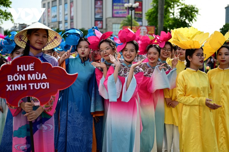 В провинции Тхыатхиен-Хюэ проходит уличный фестиваль «Краски культуры»  - ảnh 1