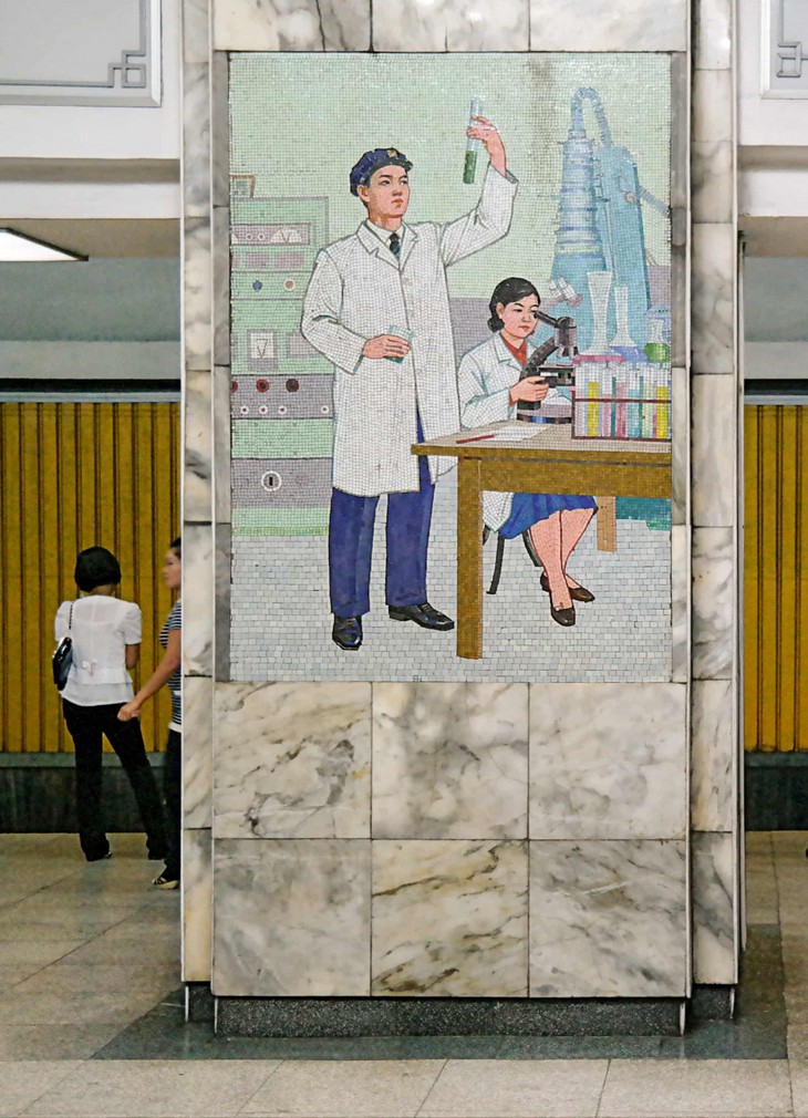 Đẹp sững sờ ga điện ngầm Bình Nhưỡng, Triều Tiên - ảnh 11