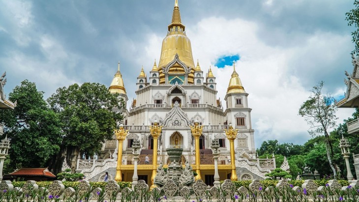 Chùa Việt vào top 10 ngôi chùa đẹp nhất thế giới: Chùa Bửu Long thêm hút khách - ảnh 2