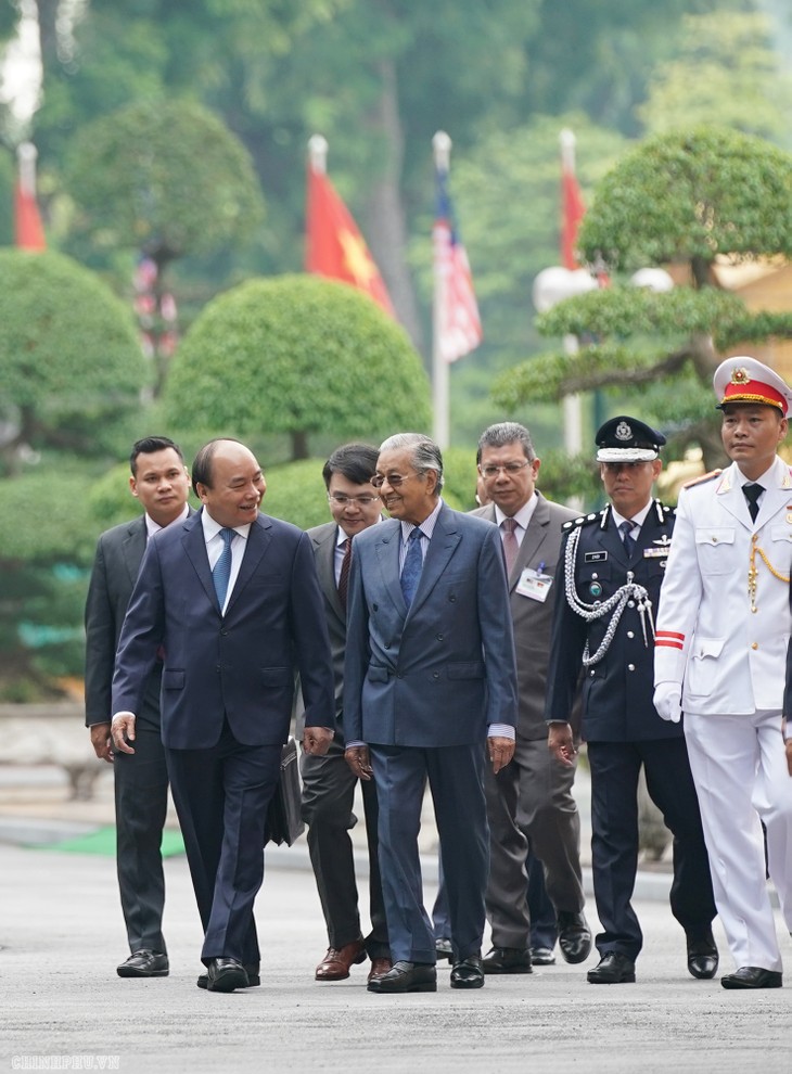 Thủ tướng Nguyễn Xuân Phúc đón, hội đàm với Thủ tướng Malaysia - ảnh 5