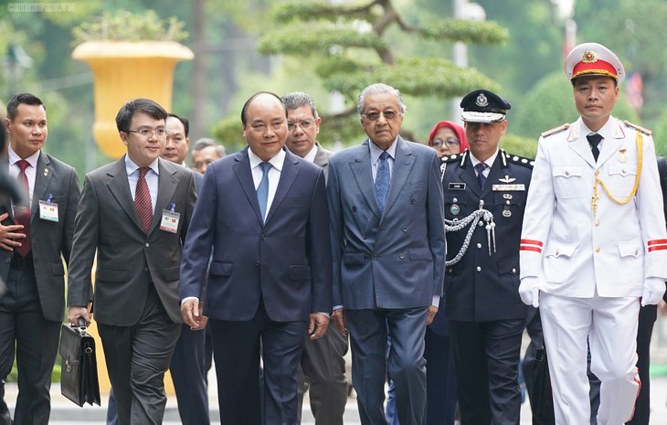 Thủ tướng Nguyễn Xuân Phúc đón, hội đàm với Thủ tướng Malaysia - ảnh 3