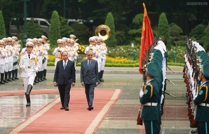 Thủ tướng Nguyễn Xuân Phúc đón, hội đàm với Thủ tướng Malaysia - ảnh 2