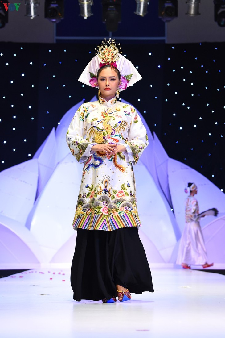 Chiêm ngưỡng những bộ trang phục Hầu Đồng trên sàn diễn thời trang - ảnh 4