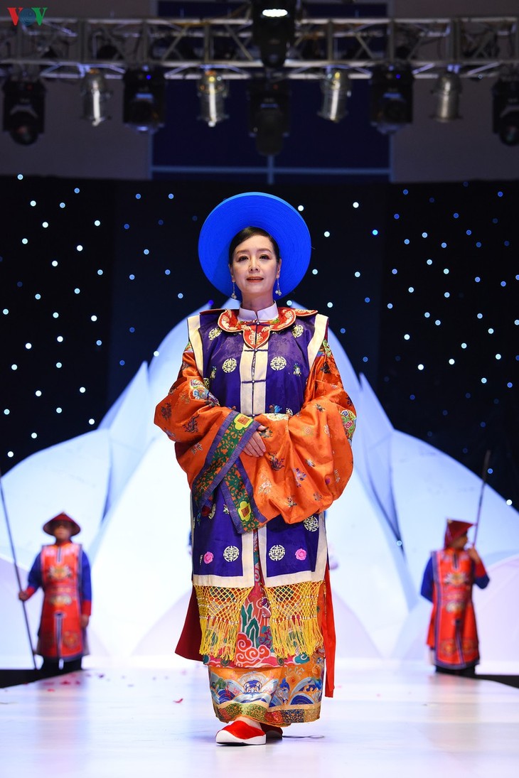 NSND Lan Hương, Hoàng Cúc trình diễn trang phục của phu nhân thời Nguyễn - ảnh 8