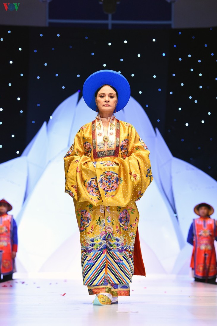 NSND Lan Hương, Hoàng Cúc trình diễn trang phục của phu nhân thời Nguyễn - ảnh 9