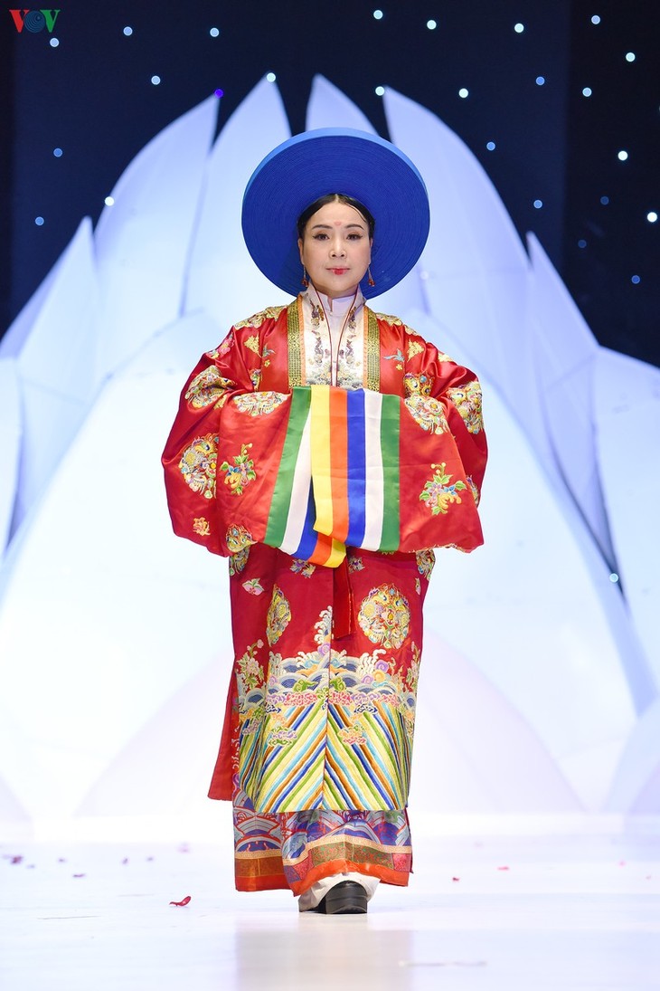 NSND Lan Hương, Hoàng Cúc trình diễn trang phục của phu nhân thời Nguyễn - ảnh 10