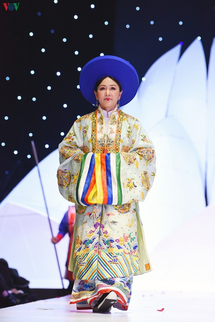 NSND Lan Hương, Hoàng Cúc trình diễn trang phục của phu nhân thời Nguyễn - ảnh 12