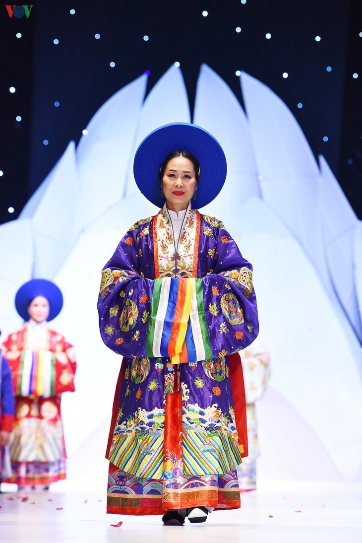 NSND Lan Hương, Hoàng Cúc trình diễn trang phục của phu nhân thời Nguyễn - ảnh 13
