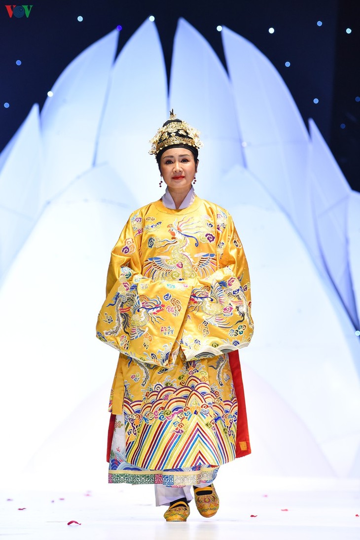 NSND Lan Hương, Hoàng Cúc trình diễn trang phục của phu nhân thời Nguyễn - ảnh 16
