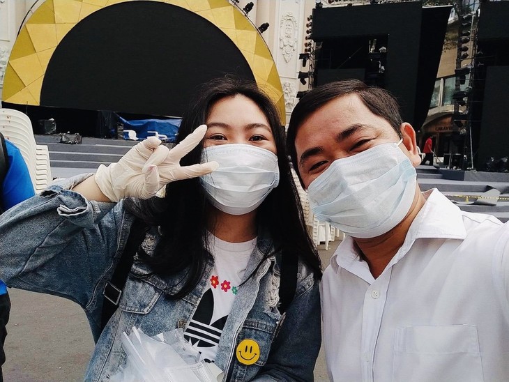 Thành phố Hồ Chí Minh phát miễn phí hàng ngàn khẩu trang y tế cho du khách - ảnh 7
