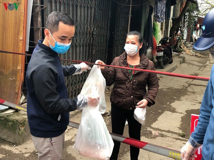 Hà Nội hỗ trợ nhu yếu phẩm cho người dân khu cách ly đường Xuân Thủy - ảnh 8