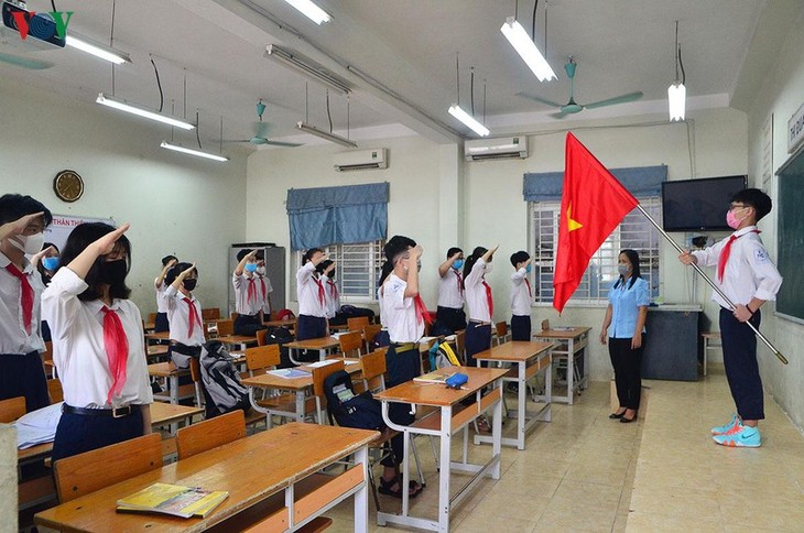 Học sinh Hà Nội hào hứng đến trường sau nhiều tháng nghỉ tránh dịch Covid-19 - ảnh 17
