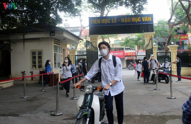 Học sinh Hà Nội hào hứng đến trường sau nhiều tháng nghỉ tránh dịch Covid-19 - ảnh 4