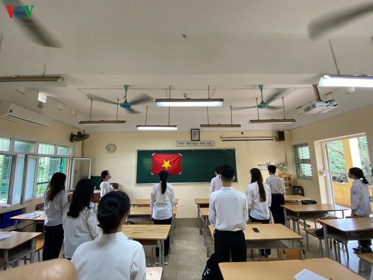 Học sinh Hà Nội hào hứng đến trường sau nhiều tháng nghỉ tránh dịch Covid-19 - ảnh 13