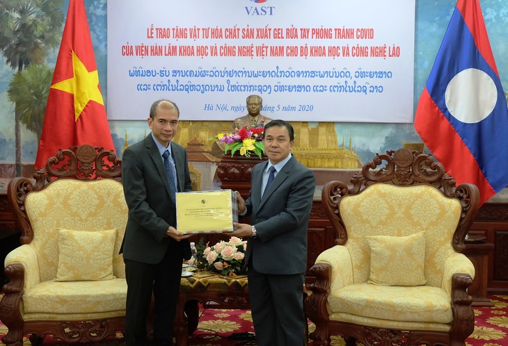 Viện Hàn lâm KHCN VN trao tặng vật tư phòng tránh Covid - 19 cho Bộ KHCN Lào. - ảnh 3