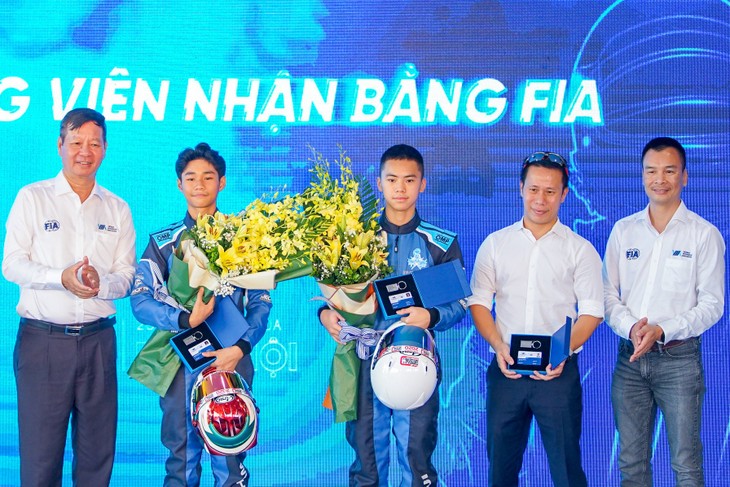Hai thiếu niên Việt Nam được cấp bằng VĐV đua xe ô tô thể thao chuyên nghiệp - ảnh 2