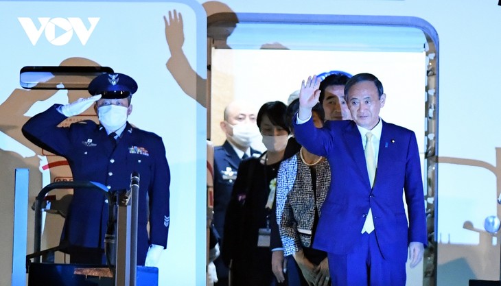 Hình ảnh Thủ tướng Suga Yoshihide và đoàn cấp cao Nhật Bản đến Nội Bài - ảnh 10
