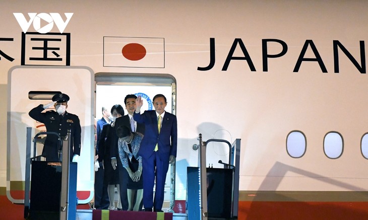 Hình ảnh Thủ tướng Suga Yoshihide và đoàn cấp cao Nhật Bản đến Nội Bài - ảnh 9