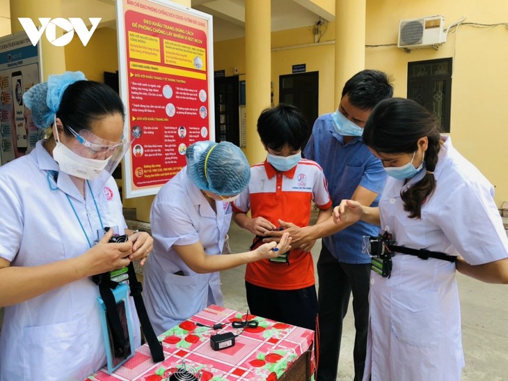 Học sinh lớp 6 làm quạt mini chống nóng cho y bác sĩ vùng tâm dịch - ảnh 3