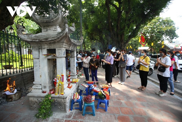 Sĩ tử Hà Nội đến Văn Miếu vái vọng cầu may trước kỳ thi cuối cấp quan trọng - ảnh 2