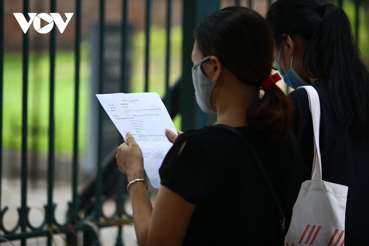 Sĩ tử Hà Nội đến Văn Miếu vái vọng cầu may trước kỳ thi cuối cấp quan trọng - ảnh 7