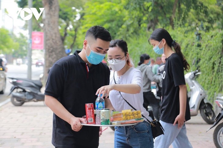 Sĩ tử Hà Nội đến Văn Miếu vái vọng cầu may trước kỳ thi cuối cấp quan trọng - ảnh 15