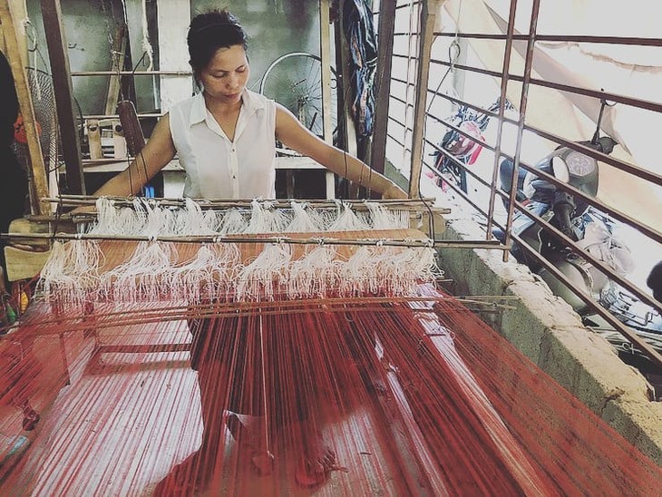 Tà áo dài Việt trên đường phố Châu Âu và thu nhập cho phụ nữ làng nghề - ảnh 1