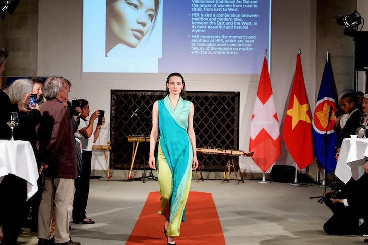 Tà áo dài Việt trên đường phố Châu Âu và thu nhập cho phụ nữ làng nghề - ảnh 7