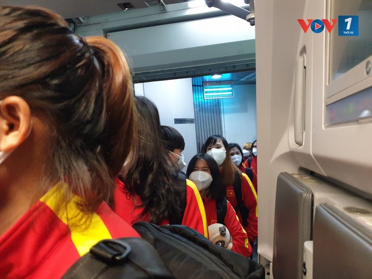 ĐT nữ Việt Nam lên đường về nước sau chiến tích giành vé dự World Cup - ảnh 6