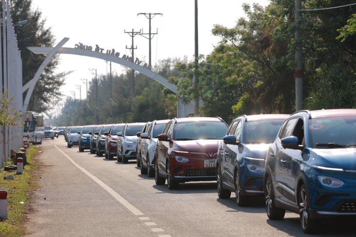 Kỷ lục Việt Nam: 100 xe ô tô điện VF e34 chinh phục địa đầu Tổ quốc - ảnh 14