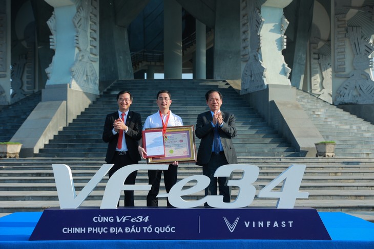 Kỷ lục Việt Nam: 100 xe ô tô điện VF e34 chinh phục địa đầu Tổ quốc - ảnh 16
