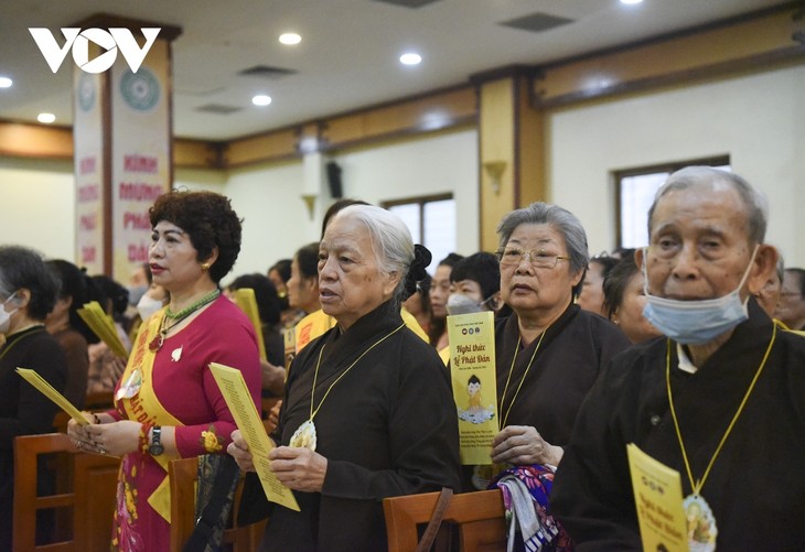 Hàng trăm phật tử dự Đại lễ Phật đản 2022 tại chùa Quán Sứ - ảnh 11
