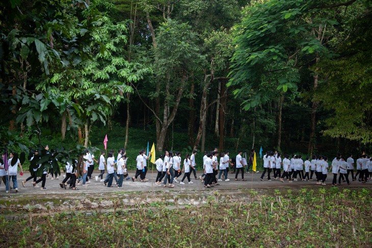 Gần 1000 người đi bộ hưởng ứng chương trình Giảm phát thải, bảo vệ môi trường - ảnh 4