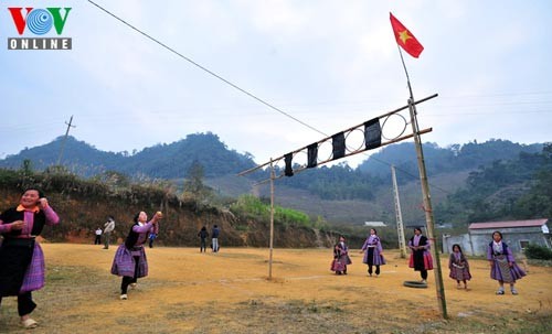 Etnicos Mong en Moc Chau saludan la llegada de la primavera - ảnh 8